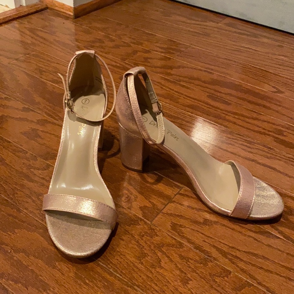 Dream Pairs size 7M block heel shoes. Color Gold
